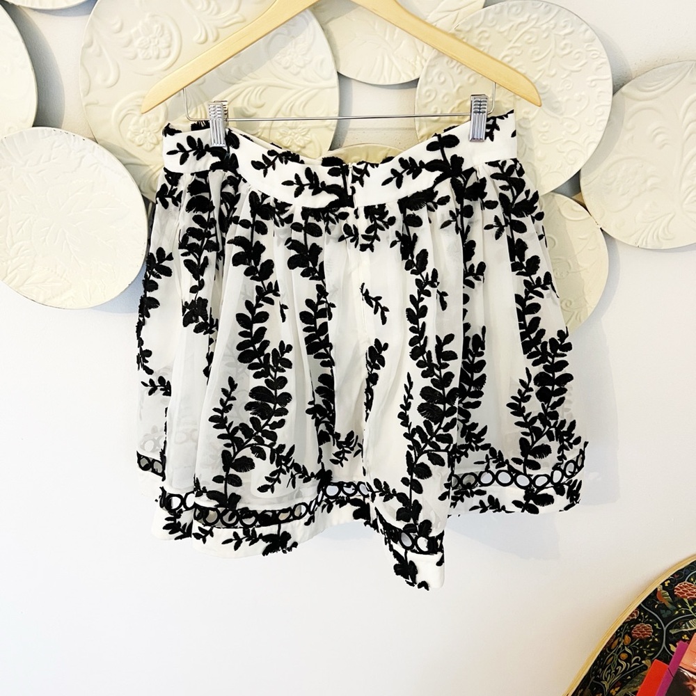 Large NWT Mare Mare Embroidered Skirt - Picture 2 of 5